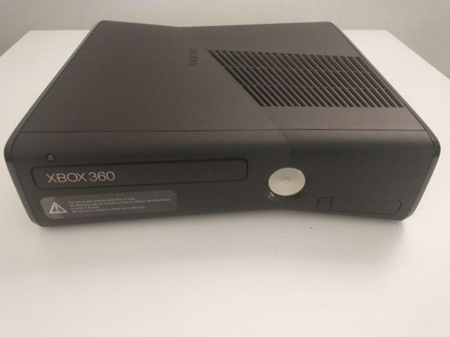 Melhor dos Games - Xbox 360 4gb com Kinect, 2 Controles e 3 Jogos. - Xbox 360
