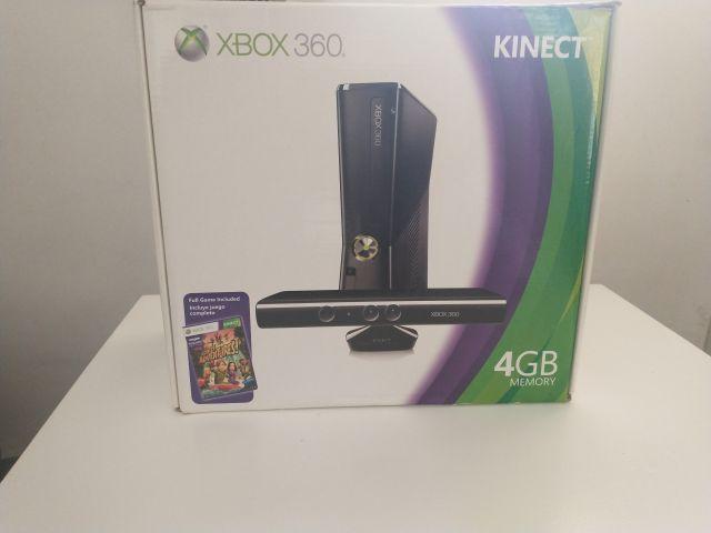 venda Xbox 360 4gb com Kinect, 2 Controles e 3 Jogos.