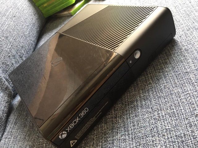 venda Xbox 360 Super Slim - 250 GB (2015) TRAVADO ​