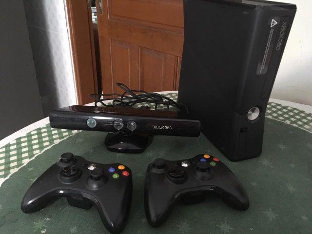 Xbox 360 mais dois controles e kinect